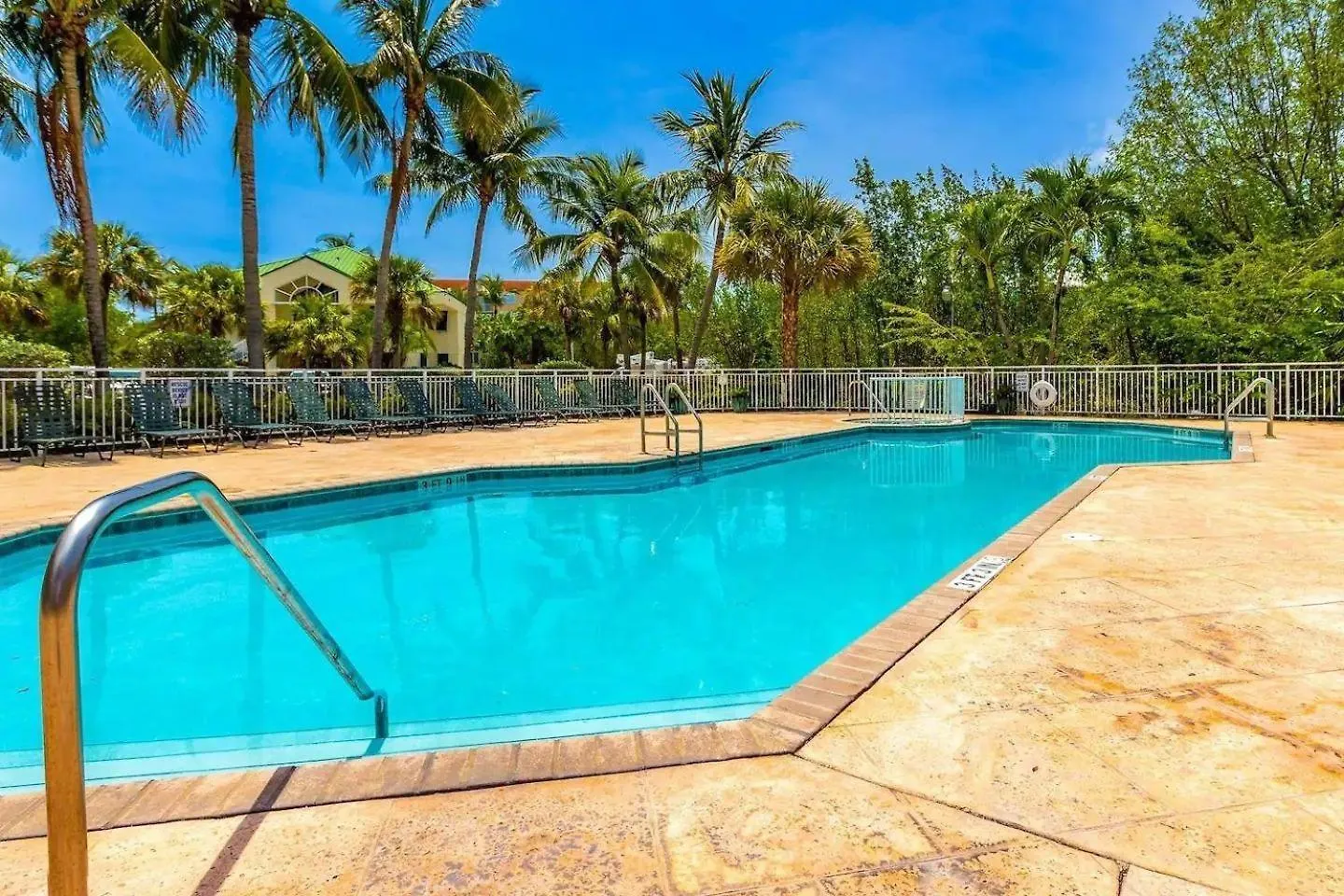 The Salt Cay - Sunrise Suites Key West